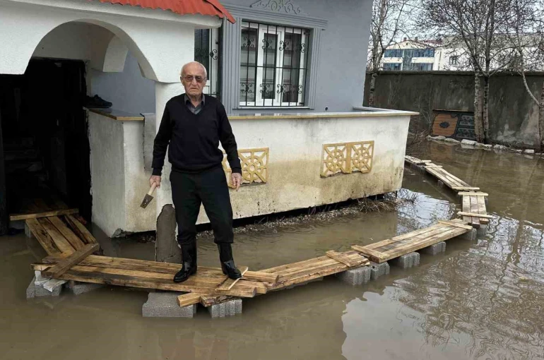 Yüksekova’da Venedik çilesi: Evlere giriş tahtadan köprülerle sağlanıyor 