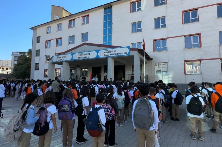 Yüksekova’da yeni dönem başladı: Okullar öğrenci sesleriyle yankılandı 