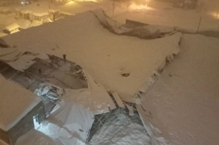 Yüksekova’da yoğun kar nedeniyle halı sahanın çatısı çöktü 