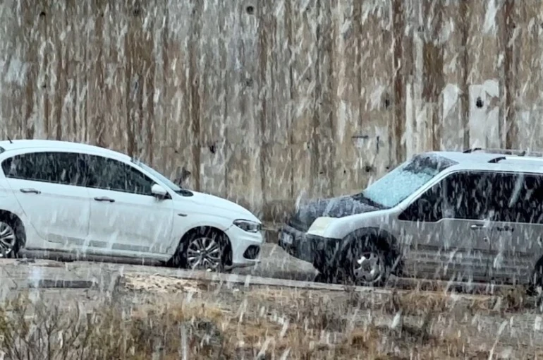 Yüksekova’da yoğun kar yağışı: Sınırda bulunan Çobanpınar köyünün yolu karla kaplandı 