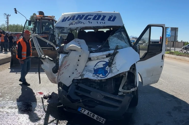 Yüksekova’da yolcu minibüsü ile kamyon çarpıştı: 2 ölü, 3 yaralı