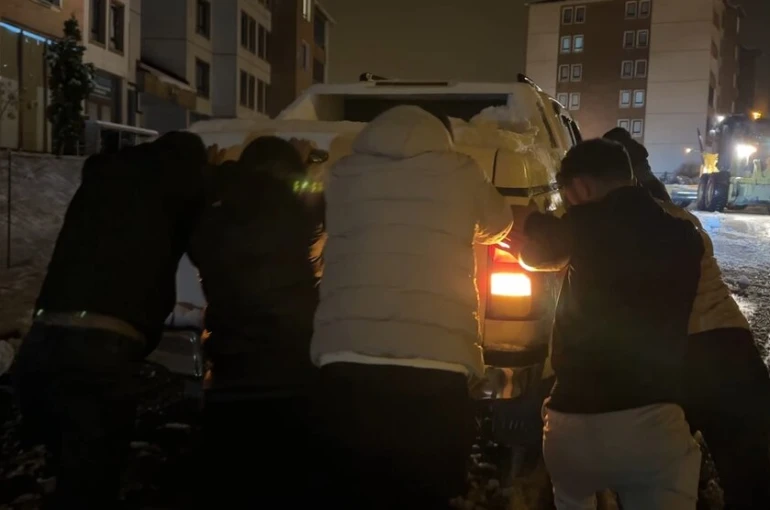 Yüksekova’da yollar piste döndü: Sürücülerin yokuşla imtihanı kameraya yansıdı 