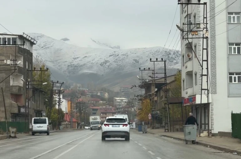 Yüksekova’nın etrafını çevreleyen dağlar beyaza büründü 