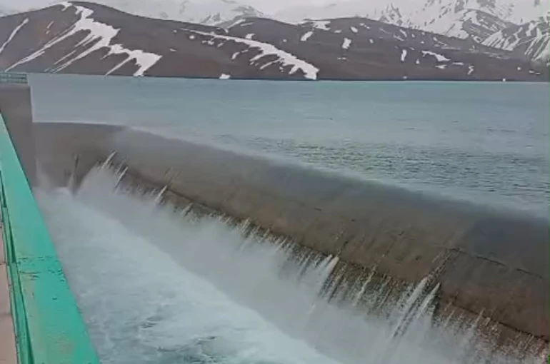 Yüksekova’nın mavi gerdanlığı Dilimli Barajı tam kapasiteye ulaştı 