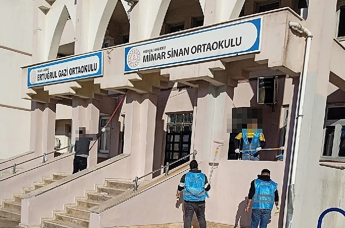 Yükümlüler, Mersin’de okulları temizleyip boyadı 