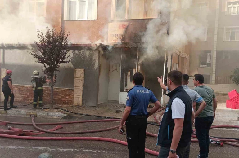 Yumurta dükkanını saran alevlere iş makinesiyle müdahale 