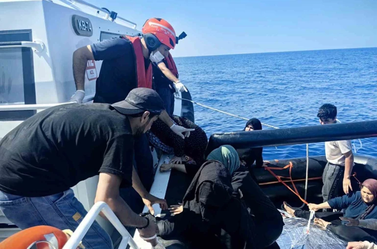 Yunanistan’ın geri ittiği 35 düzensiz göçmen kurtarıldı 
