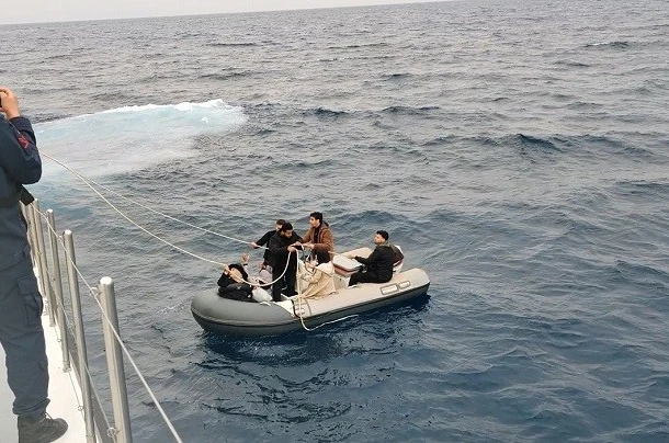 Yunanistan’ın geri ittiği 6 göçmen kurtarıldı, 1 göçmen kaçakçısı yakalandı 