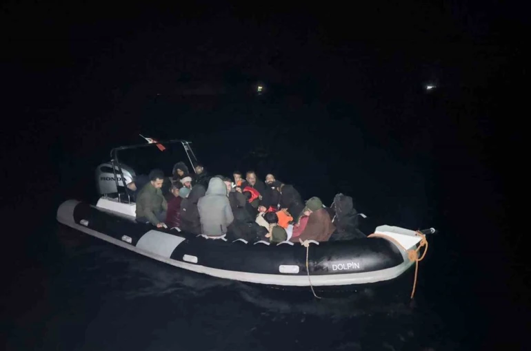 Yunanistan’ın Türk sularına geri ittiği 31 düzensiz göçmen kurtarıldı 