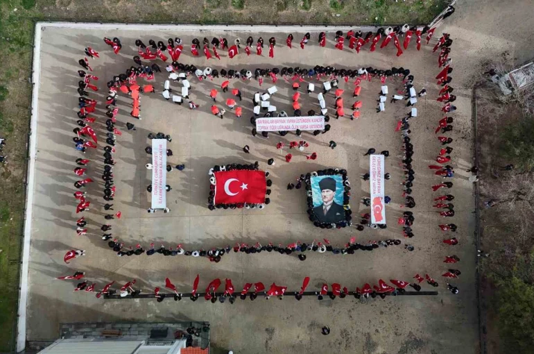 Yunus Emre MTAL’de öğrenciler 103 Türk bayrağı açarak Cumhuriyeti selamladı 