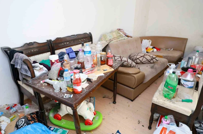 Yunusemre’de çöp evden 2 kamyon çöp çıkarıldı 