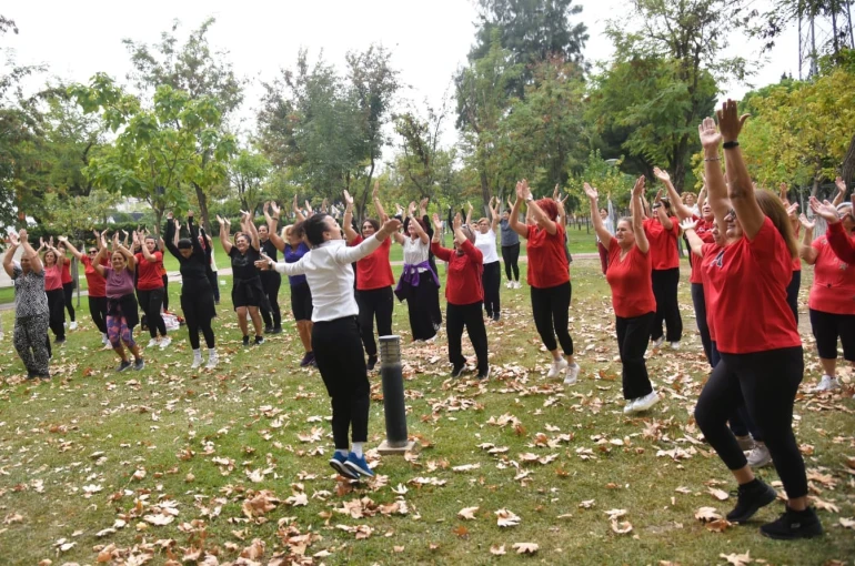 Yunusemreli kadınlardan açık havada spor etkinliği 