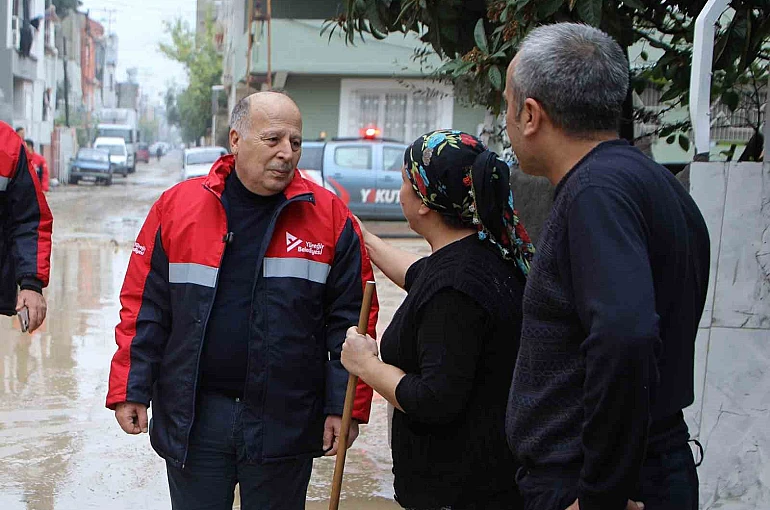 Yüreğir Belediyesi selde mağdur olan vatandaşları yalnız bırakmadı 