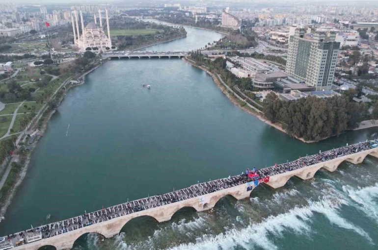 Yüreğir Belediyesi tarihi Taşköprü’de halk iftarı düzenledi