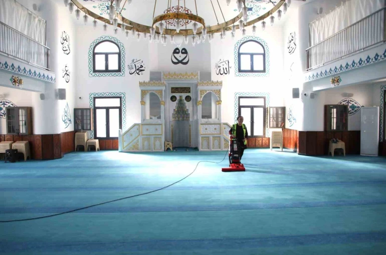 Yüreğir Belediyesi’nden ibadethanelerde bayram temizliği 