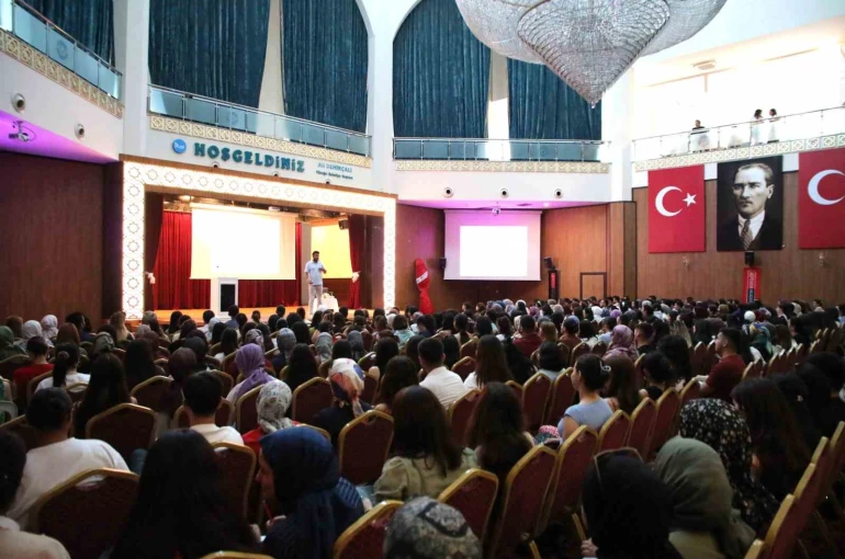 Yüreğir Belediyesi’nden MEB-AGS ve KPSS adaylarına coğrafya semineri 