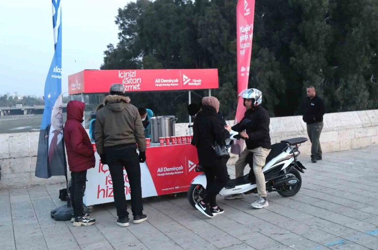 Yüreğir Belediyesi’nden vatandaşa sıcak çorba ikramı 