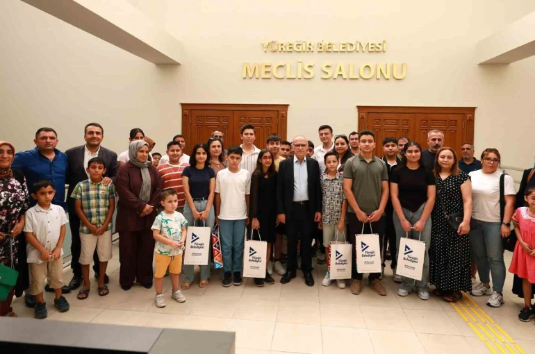 Yüreğir’de başarılı öğrencilere tablet ödülü