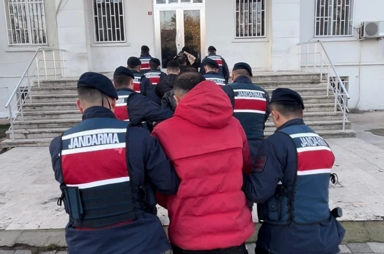 Yurt dışına kaçmak isterken yakalanan 5 kişi tutuklandı
