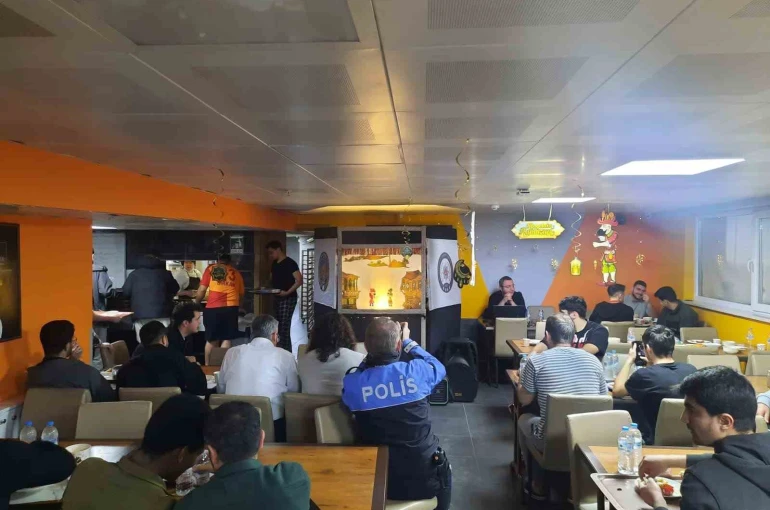 Yurtta kalan öğrenciler Ramazan coşkusunu yaşadı 