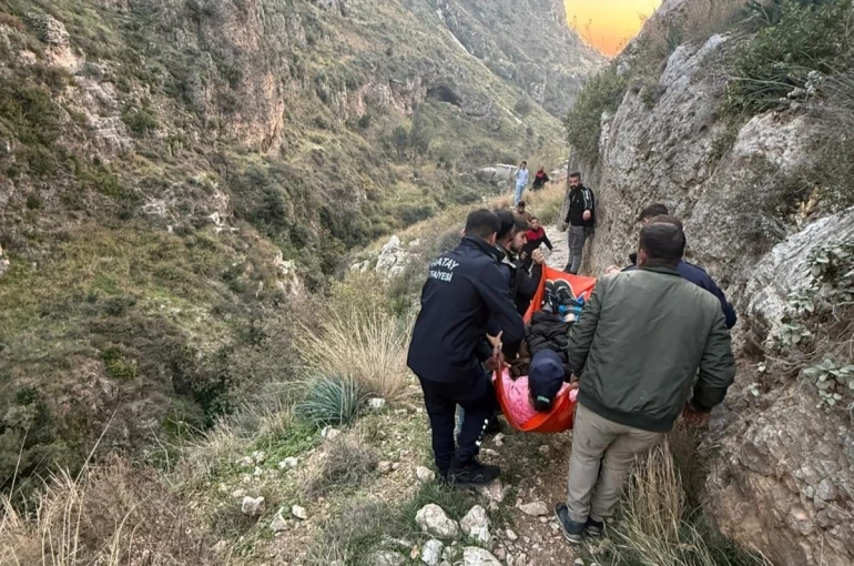 Yürüyüş esnasında kayalıklardan düşen şahıs yaralandı 