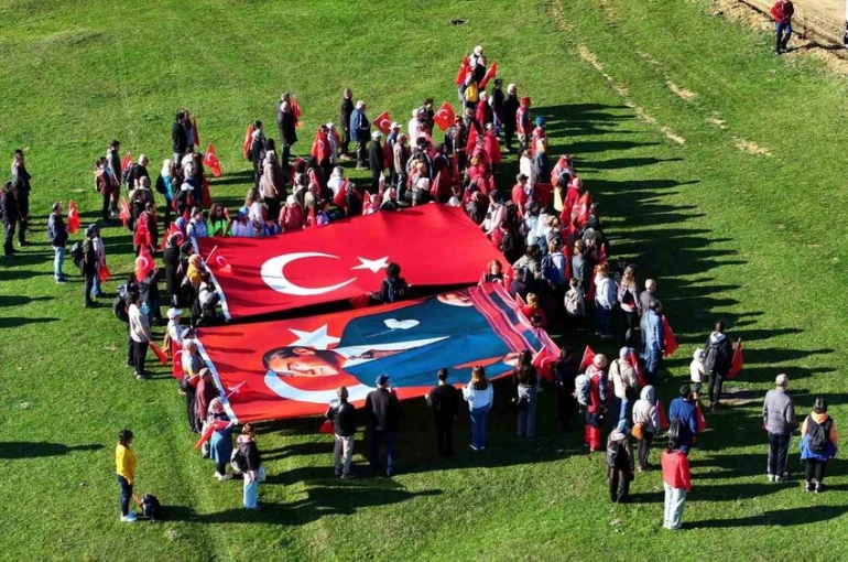 Yüzlerce kişi Atatürk için yürüdü 