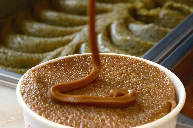 Yüzlerce yıllık tatlıyı dondurmayla buluşturdu; şimdi dünyaya satıyor 