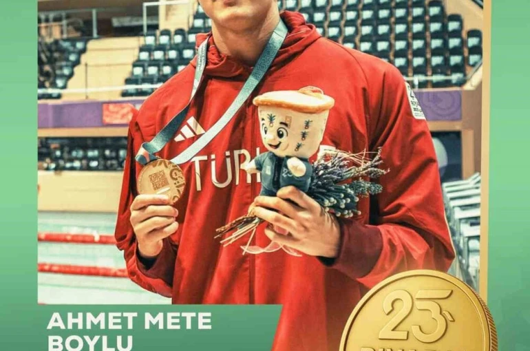 Yüzmede karışık bayrak takımları altın madalya kazandı 