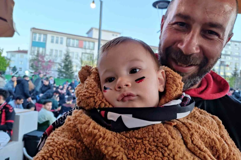 Yüzü boyalı minik Eskişehirspor taraftarı babasının kucağında maçı izledi 