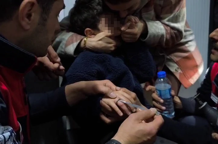 Yüzük çıkarma operasyonunda gözyaşlarına boğulan çocuğu annesi ve itfaiye ekipleri teselli etti 