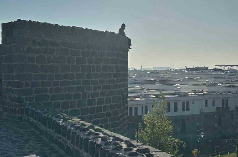 Zabıta ekipleri intihar girişiminde bulunan kadını ikna etti 