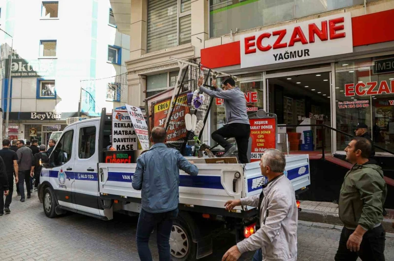 Zabıta ekipleri kaldırımlara bırakılan ürünleri topladı 