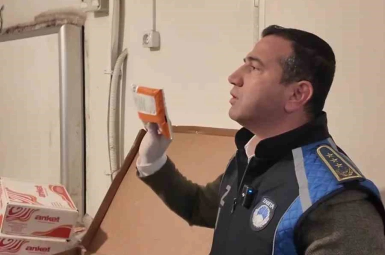 Zabıtanın denetimde son kullanma tarihi 3 yıl geçmiş ürün bulduğu işletme kendini "Bu iade ürün, ben bunları hiç kullanmadım" diyerek savundu 