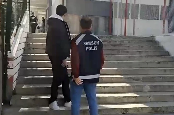 Zamanla yarışan polis kimliğini kaybeden öğrenciyi sınava yetiştirdi 
