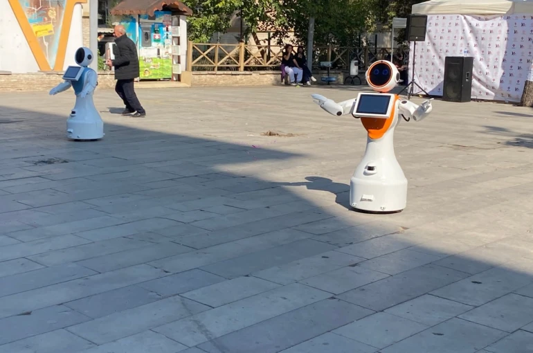 Zeybek oynayan robotlar Bilim Şenliği’nde ilgi topladı 