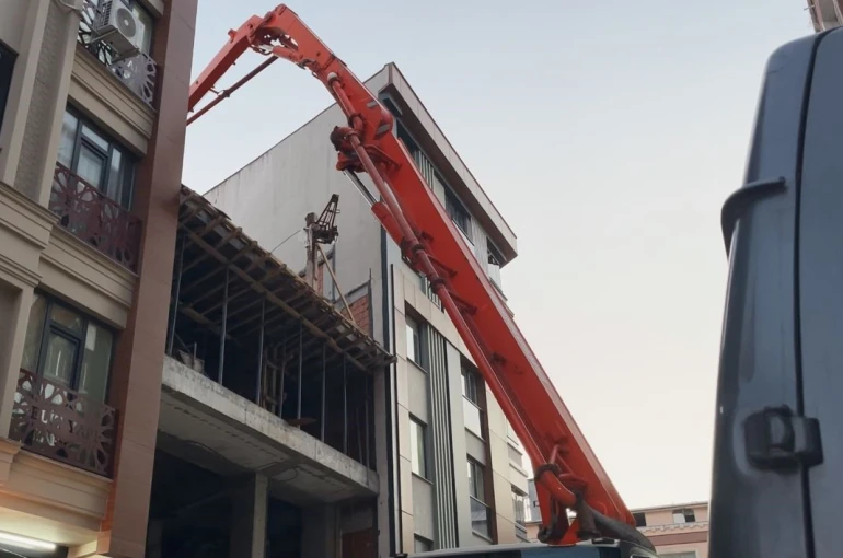 Zeytinburnu’nda beton dökme çalışması sırasında yan binanın duvarı çöktü