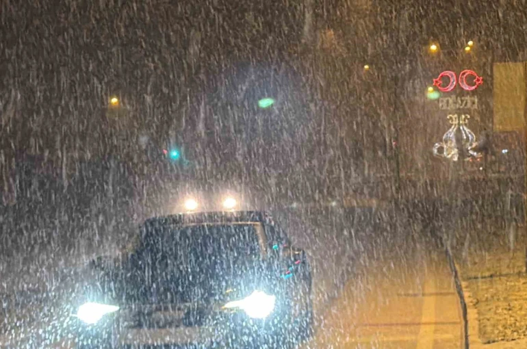 Zonguldak-Düzce yolunda yoğun kar yağışı 