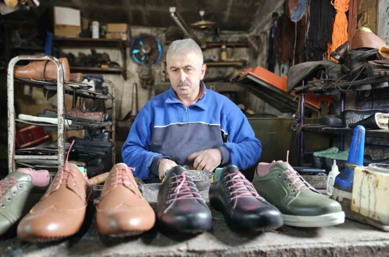 Zonguldak’ın son ayakkabı imalatçısı 26 yıllık atölyesinde teknolojiyle yarışıyor