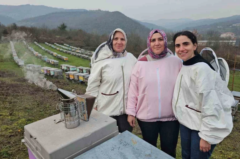 Zonguldak’ta anne ve kızları arıcılık mesleğiyle kestane balı üretiyor 