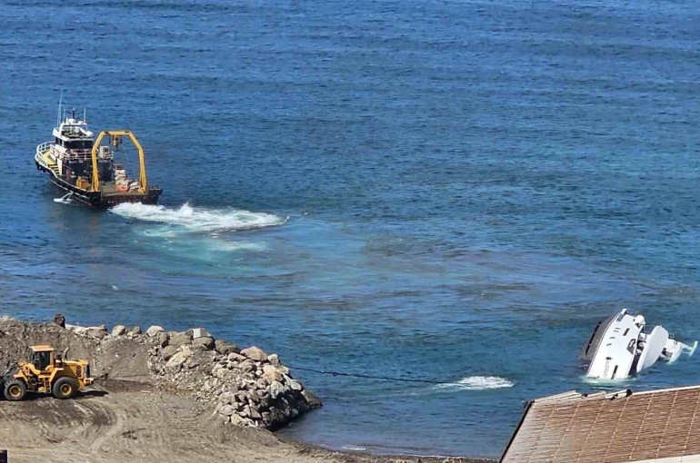 Zonguldak’ta denize indirildikten sonra batan lüks yatı çıkarma çalışmaları sürüyor 