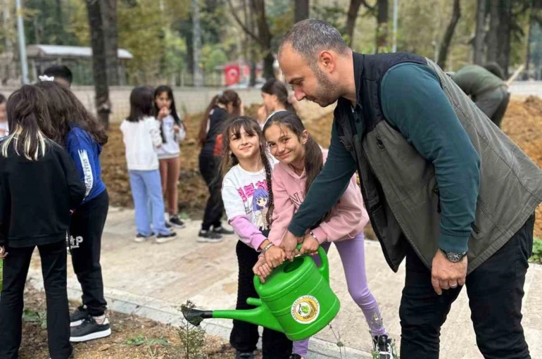 Zonguldak’ta ilkokul öğrencileri fidan dikti 