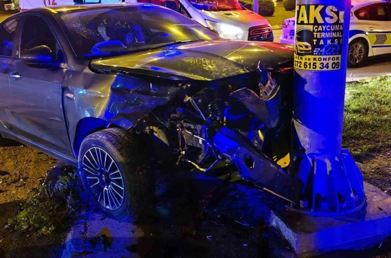 Zonguldak’ta otomobil önce araca, ardından yön direğine çarptı: 2 yaralı 