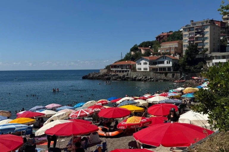 Zonguldak’ta sıcak hava bunalttı, vatandaşlar plaja akın etti