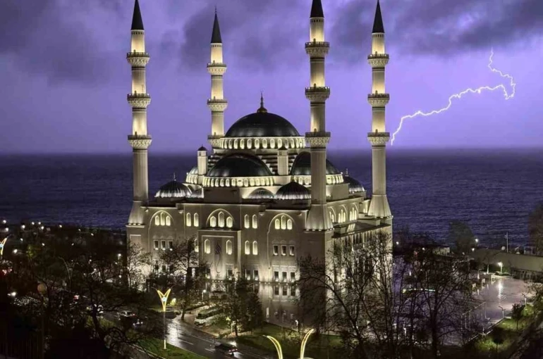 Zonguldak’ta şimşekler geceyi aydınlattı 