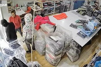 Zorla para isteyen yüzü maskeli şahısları tokatla kovdu 