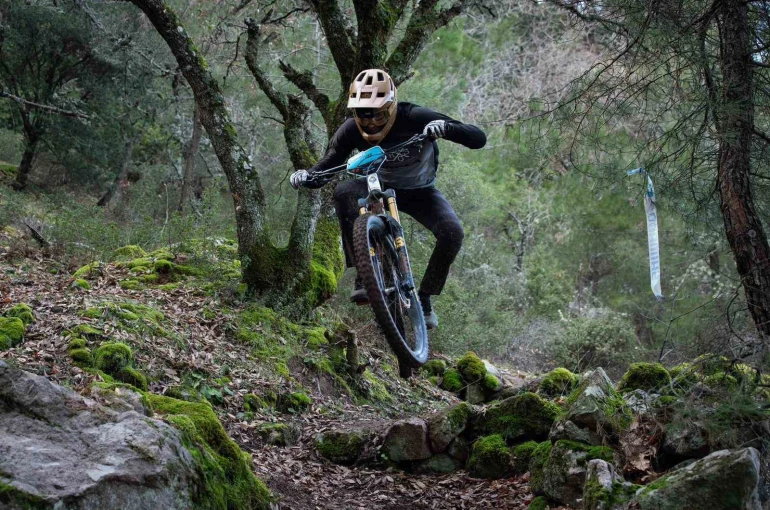 Zorlu parkurları bisikletiyle böyle aşıyor...Balkan Şampiyonası’nda Türkiye’yi temsil edecek