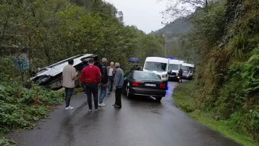 Öğrenci servisi ile otomobil çarpıştı: 5 yaralı
