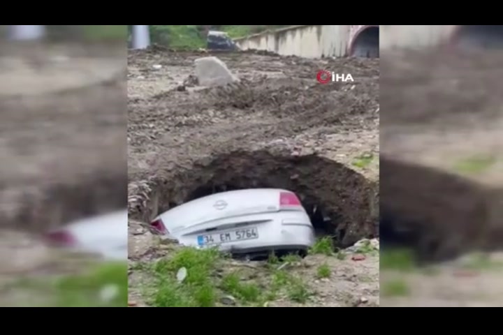 Oluşan obruk arabayı yuttu